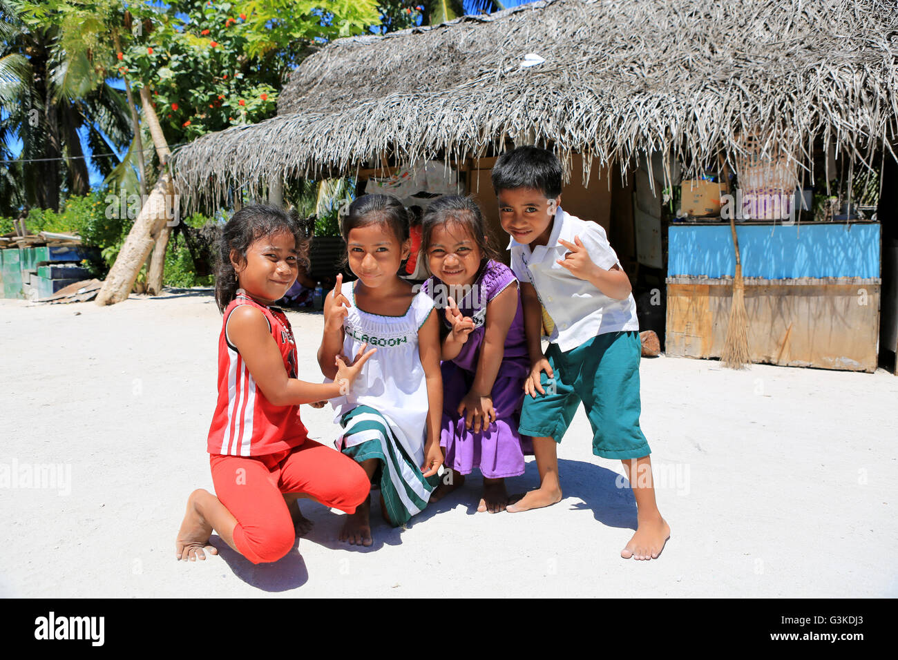 Bambini locali in posa vicino al kindergarten, Isola di Natale, Kiribati Foto Stock