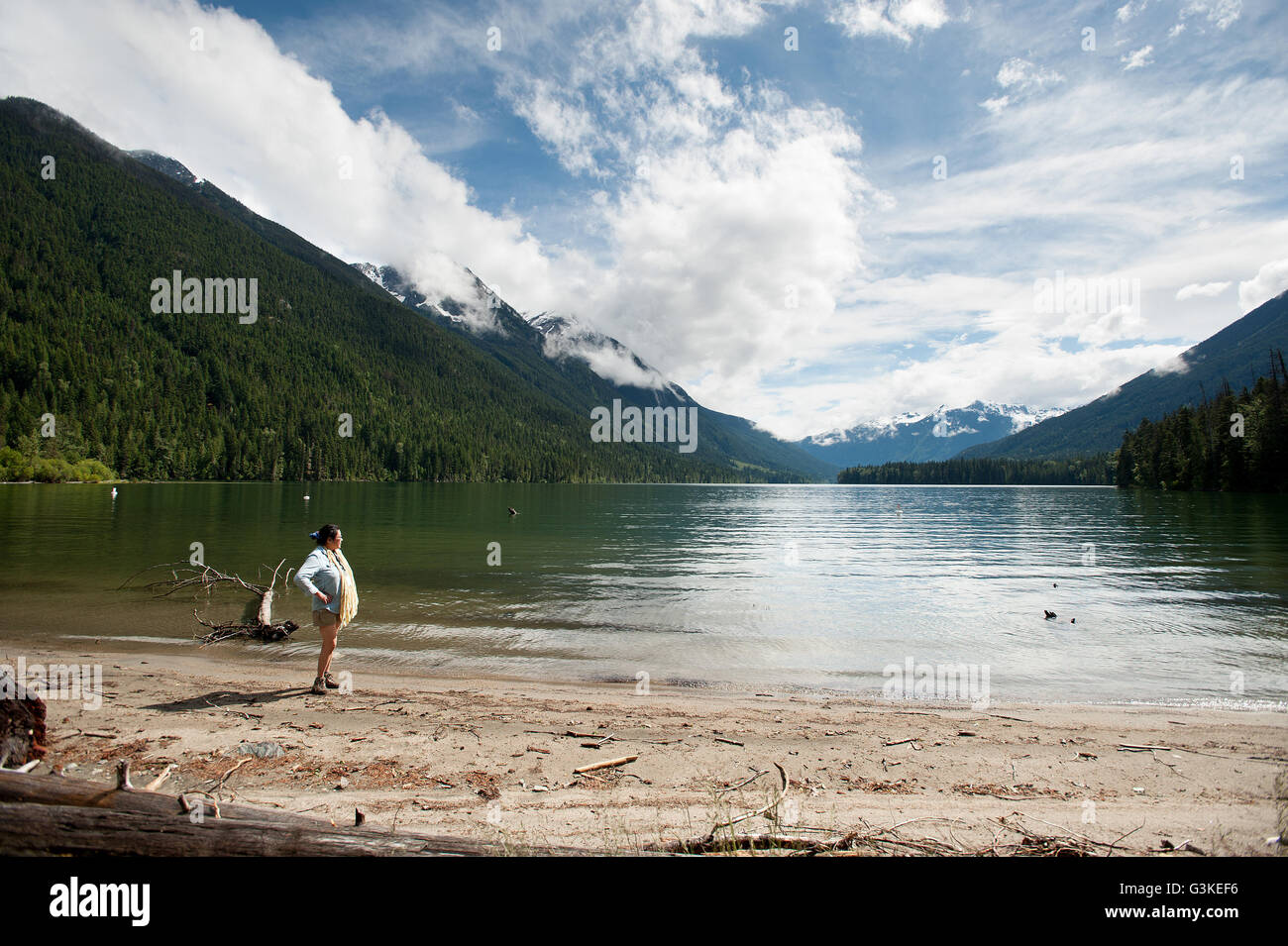 Una donna cammina lungo una spiaggia di Birkenhead Parco Provinciale, a nord di Pemberton, British Columbia, Canada. Foto Stock