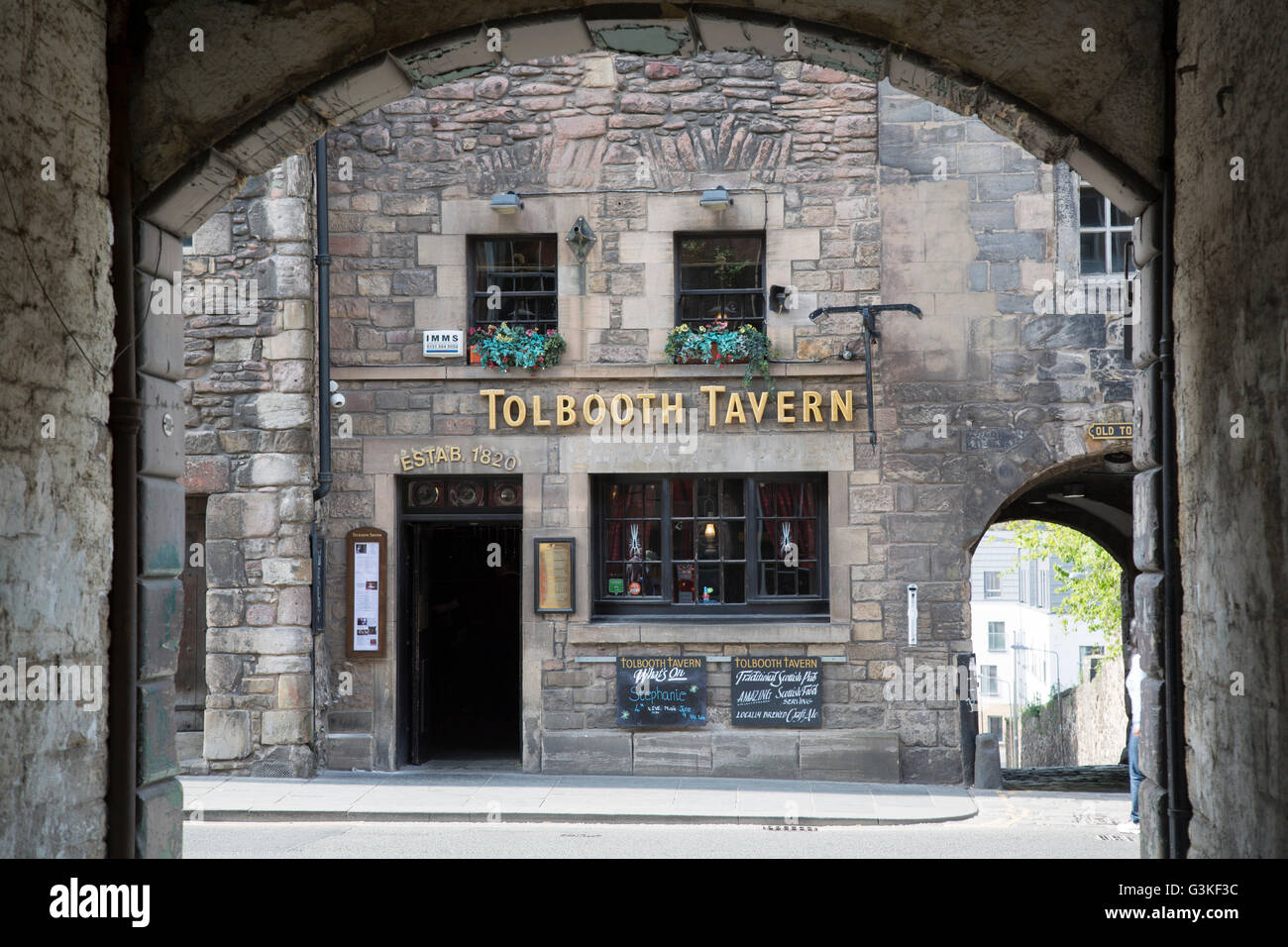 Tolbooth Tavern Pub su High Street - Royal Mile di Edimburgo, Scozia Foto Stock