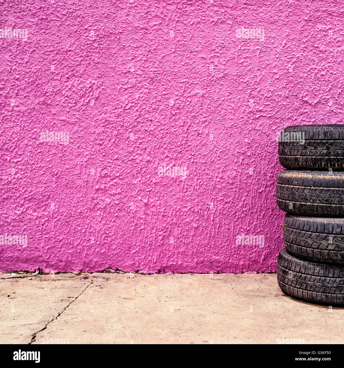 Pneumatico auto shop sfondo con alcuni vecchi pneumatici usati. Foto Stock