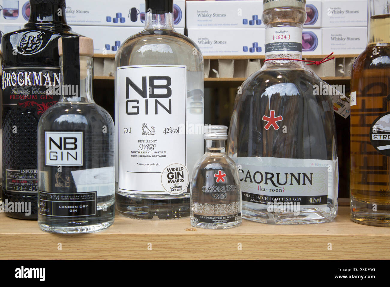Il Gin bottiglie - Caorunn, NB, Brockman per la vendita sul Royal Mile di Edimburgo, Scozia Foto Stock