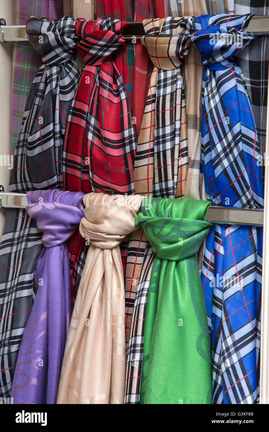 Sciarpe di seta sul negozio di abbigliamento; Royal Mile Street, Edimburgo,  Scozia Foto stock - Alamy