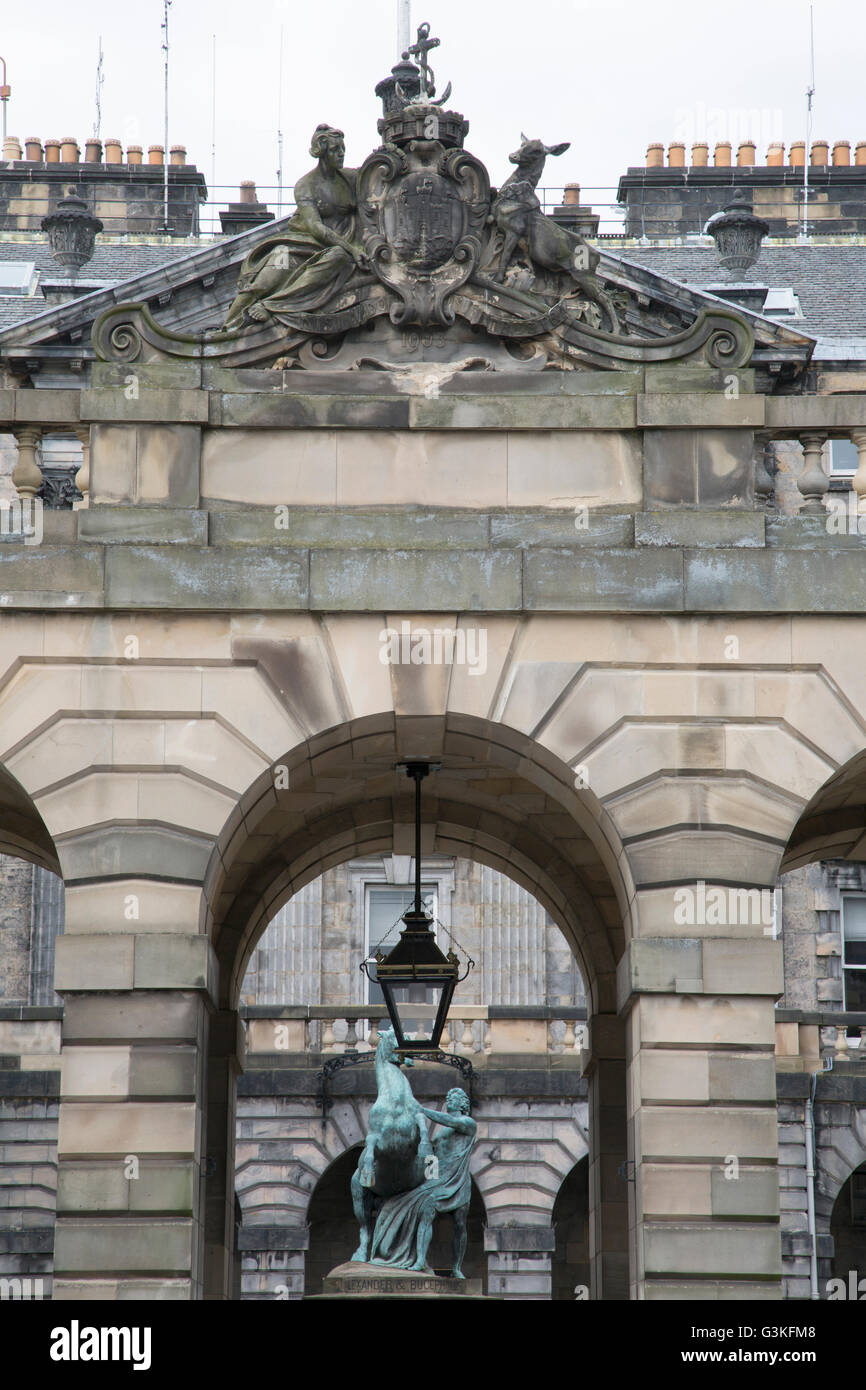 Alexander e Bucephalus statua da Steell (1883), City Chambers sul Royal Mile Street; Edimburgo, Scozia Foto Stock