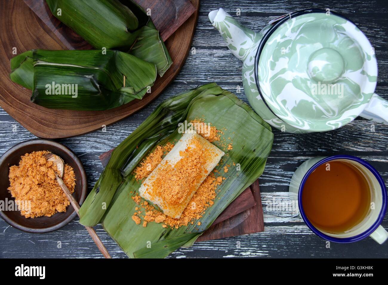 Ketan Gurih, saporito riso glutinoso torta con dolce, topping di massa di zucchero, tostare le noci di cocco e gamberi secchi. Foto Stock