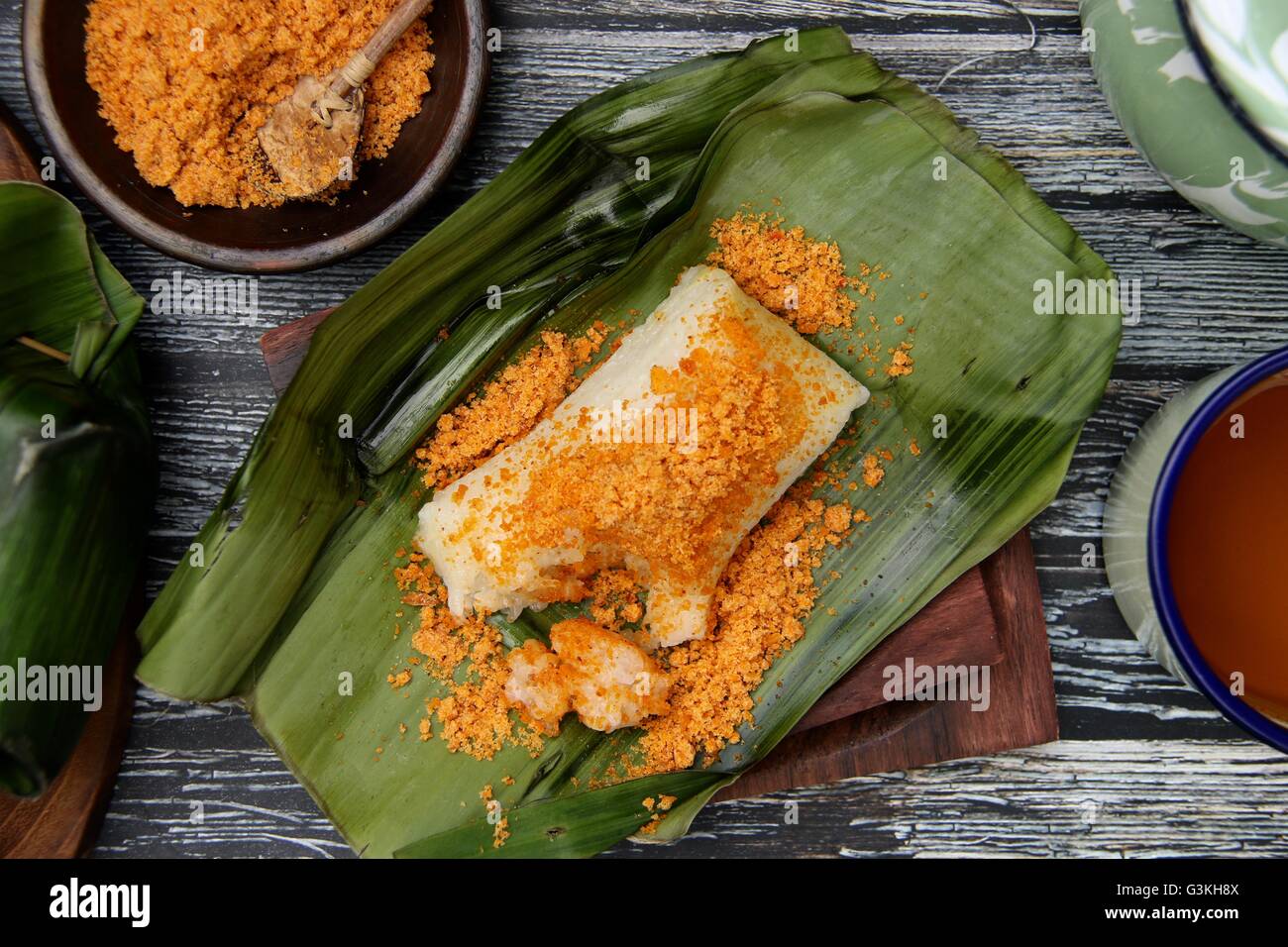 Ketan Gurih, saporito riso glutinoso torta con dolce, topping di massa di zucchero, tostare le noci di cocco e gamberi secchi. Foto Stock