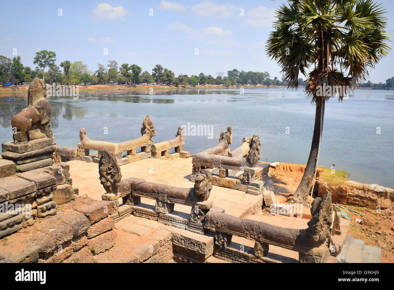 Sra Srang abluzioni grande piscina e terrazza di antica Angkor templi buddisti della Cambogia Foto Stock