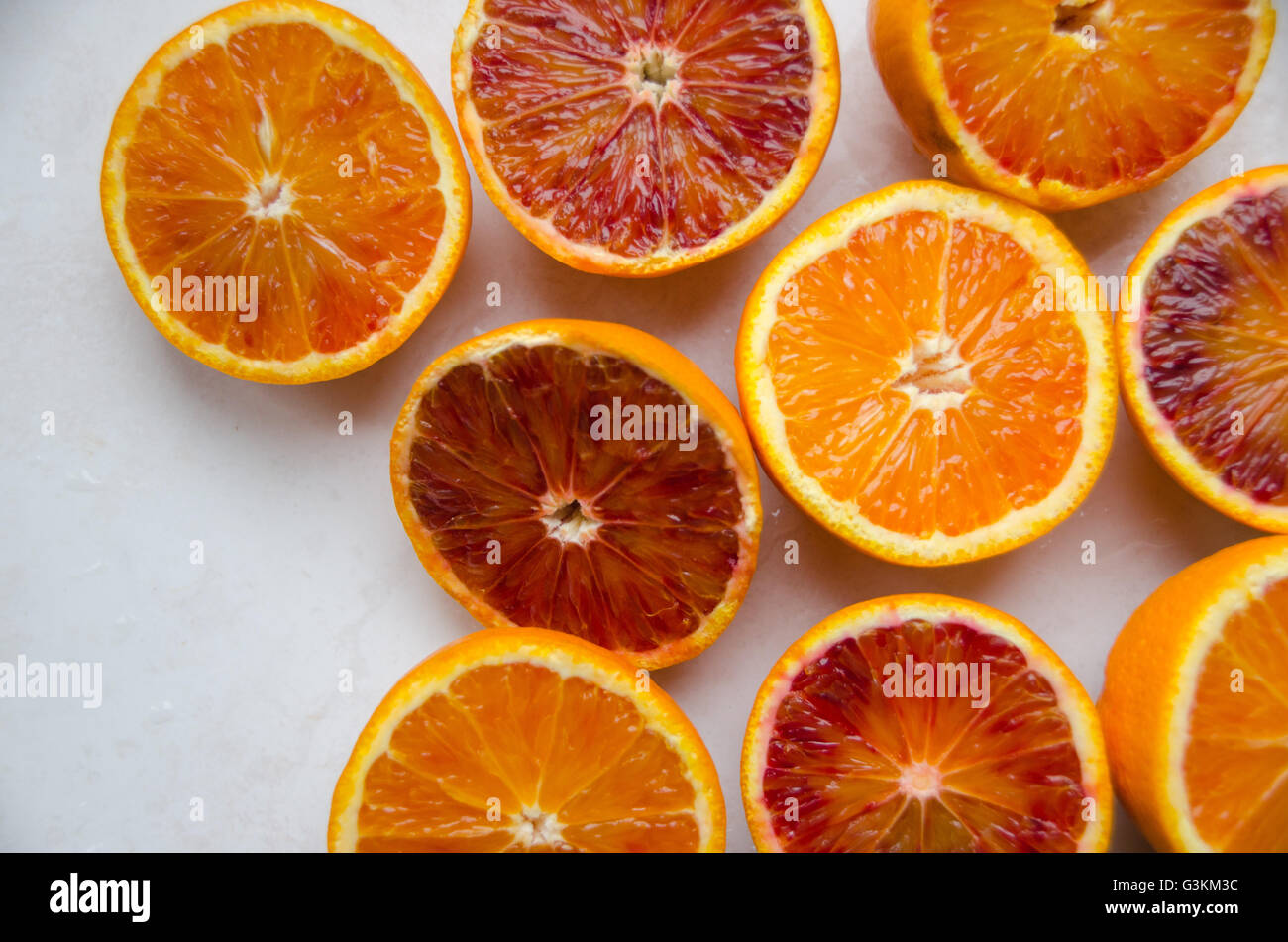 Sangue fresco di arance e le arance, tagliate a metà Foto Stock