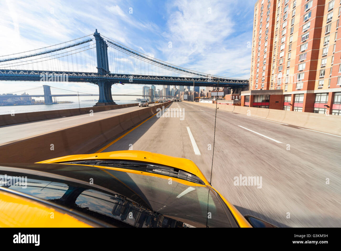 New York City giallo taxi guida sotto Manhattan Bridge Foto Stock