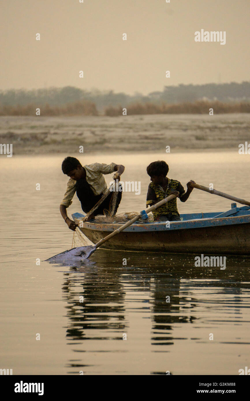 La pesca i ragazzi in Varanasi Foto Stock