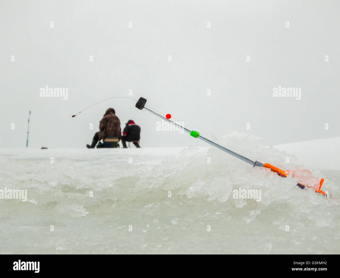 Pesca sul ghiaccio in Russia centrale sul fiume Volga Foto Stock