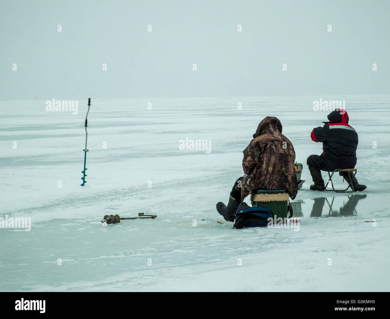 Pesca sul ghiaccio in Russia centrale sul fiume Volga Foto Stock