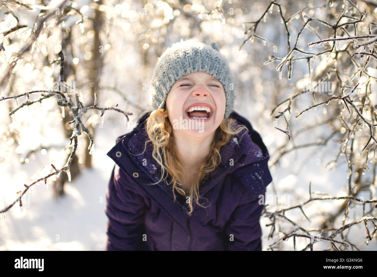 Ritratto di giovane ragazza ridere, nel paesaggio innevato Foto Stock