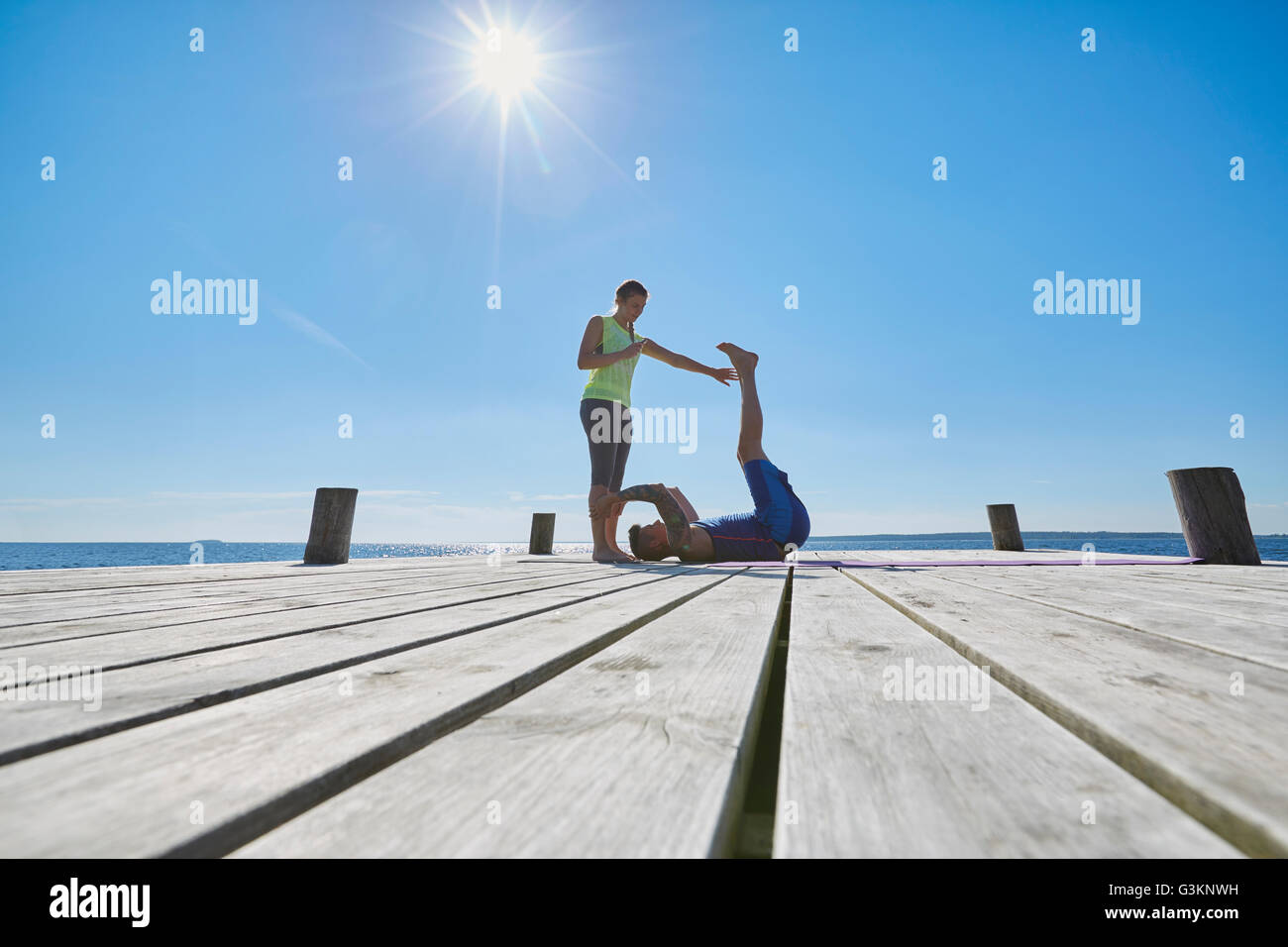 A metà distanza vista delle donne sul molo esercizio Foto Stock