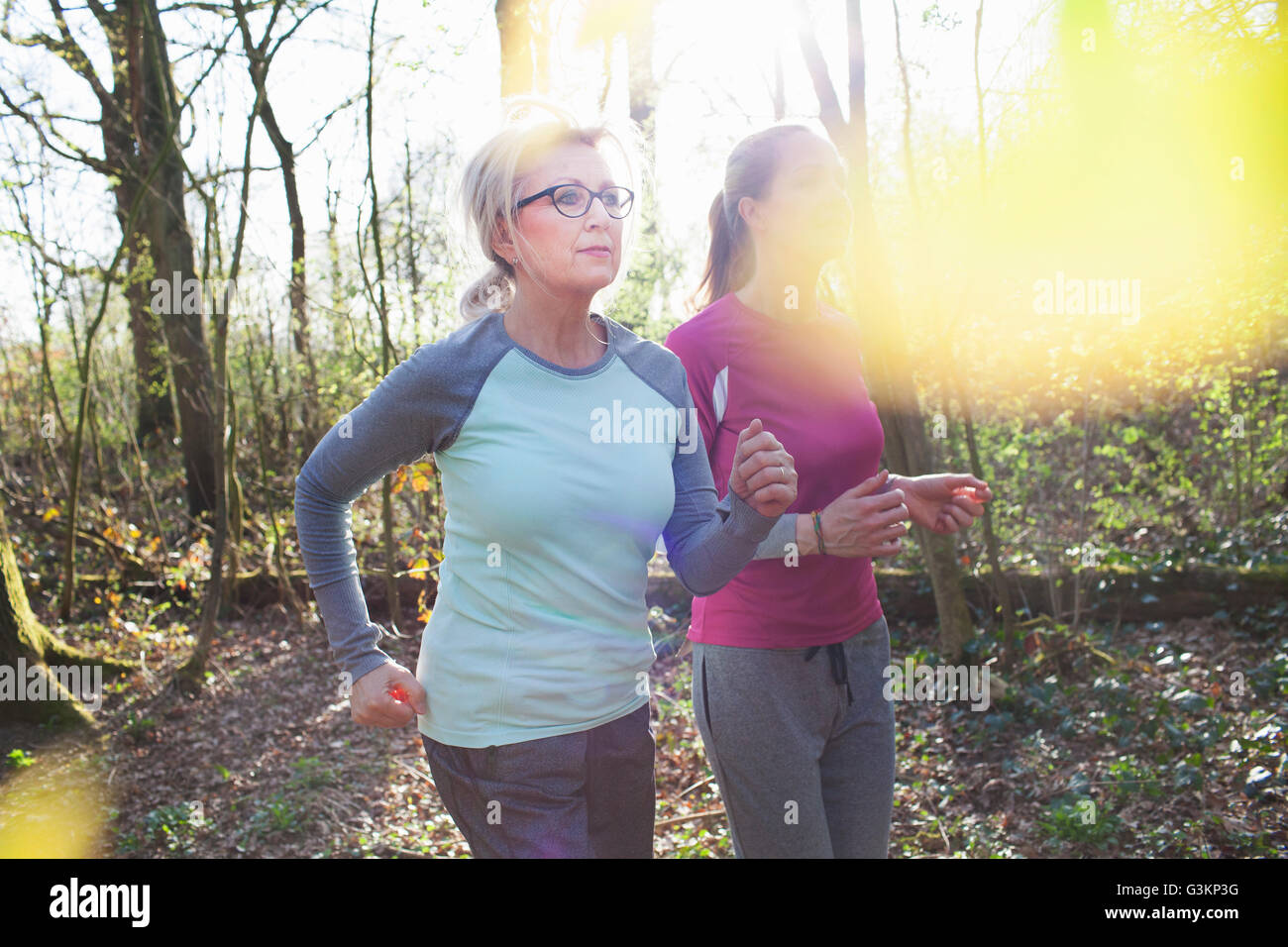 Le donne a fare jogging nel bosco Foto Stock