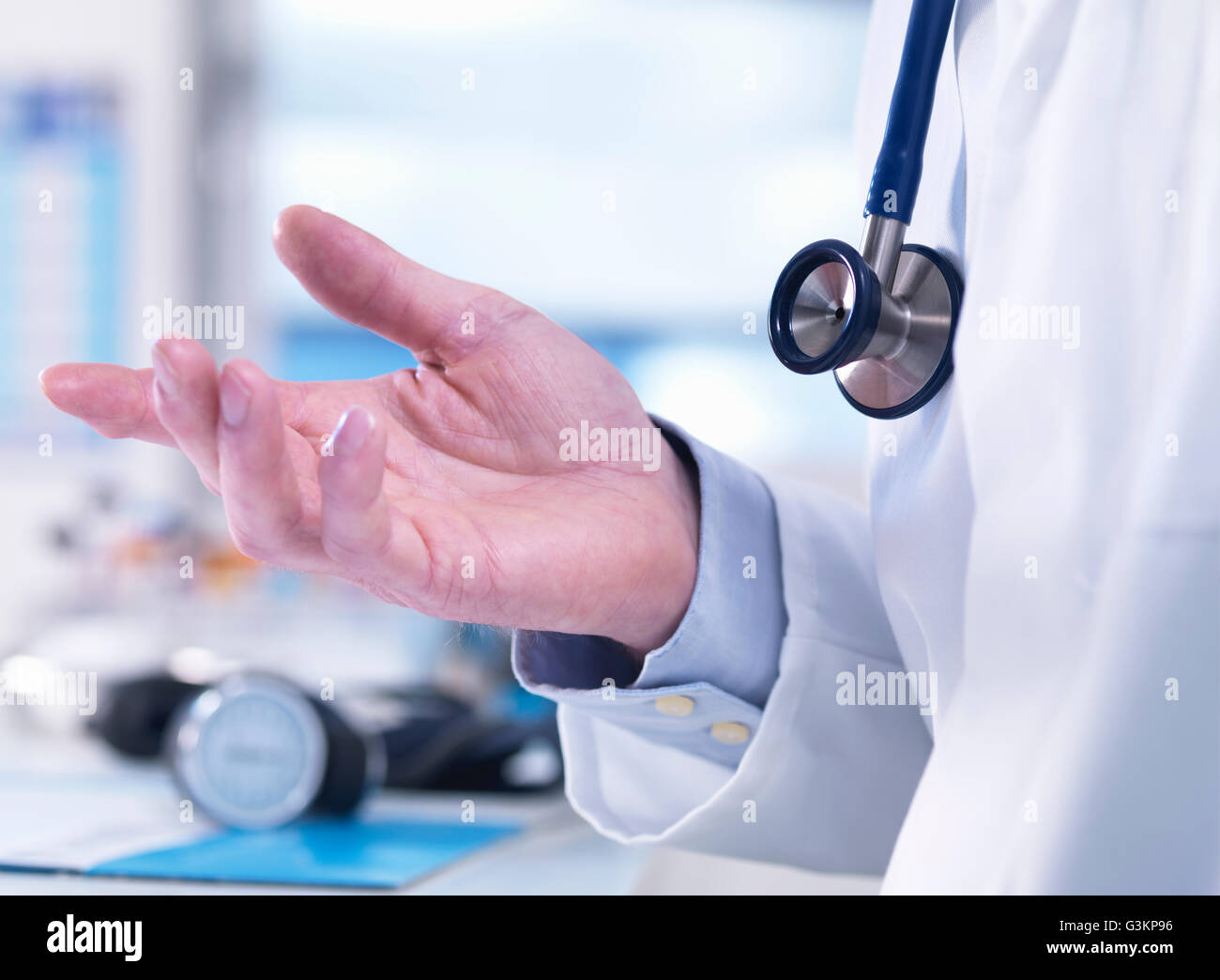 Medico che offre consulenza ad un paziente in una clinica Foto Stock