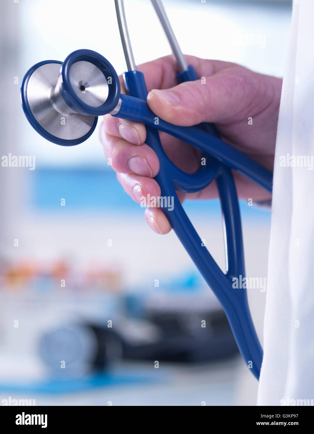 Medico che offre consulenza ad un paziente in una clinica Foto Stock