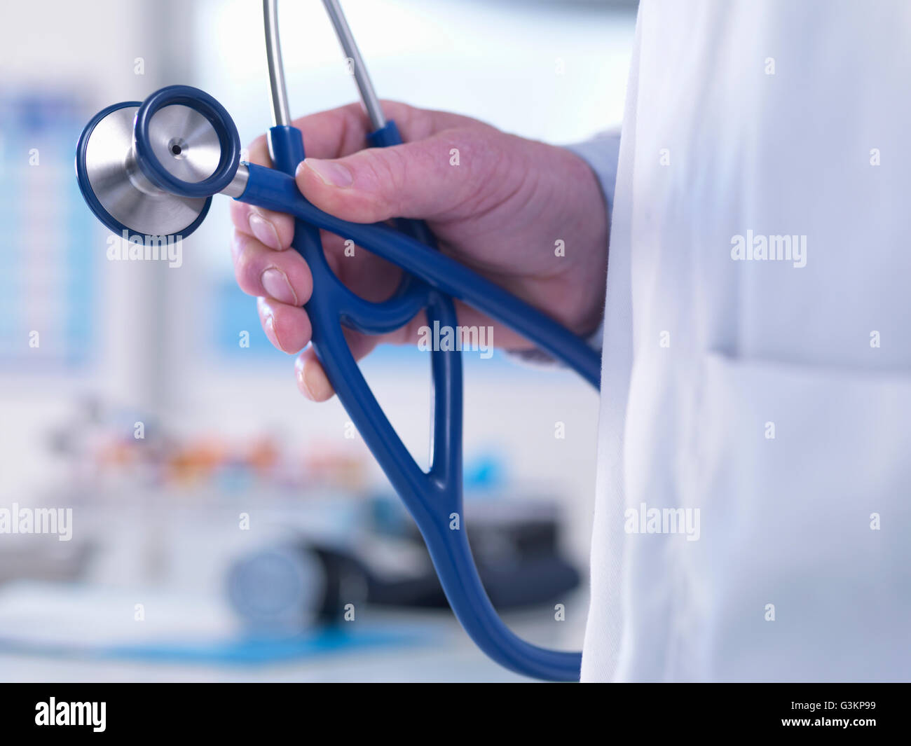 Medico che offre consulenza ad un paziente in una clinica Foto Stock