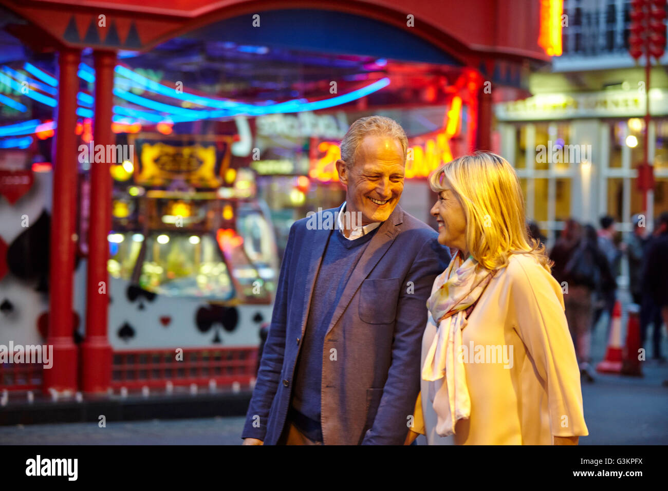 Mature Dating matura per passeggiare sulla via della città di notte, Londra, Regno Unito Foto Stock