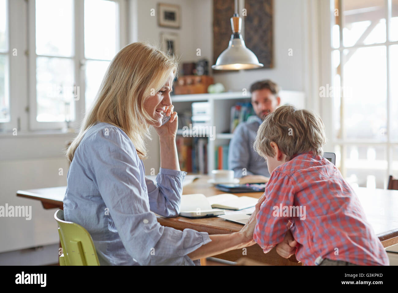 I genitori e il figlio lavora in ufficio in casa Foto Stock