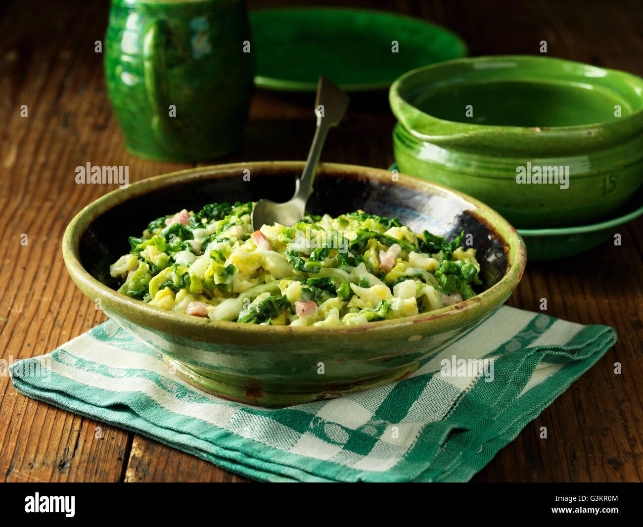 Crema di verdi con pancetta affumicata e il formaggio cheddar salsa, nel recipiente Foto Stock