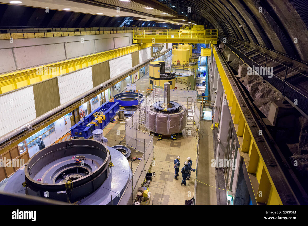 Panoramica del generatore nella hall centrale idroelettrica Foto Stock