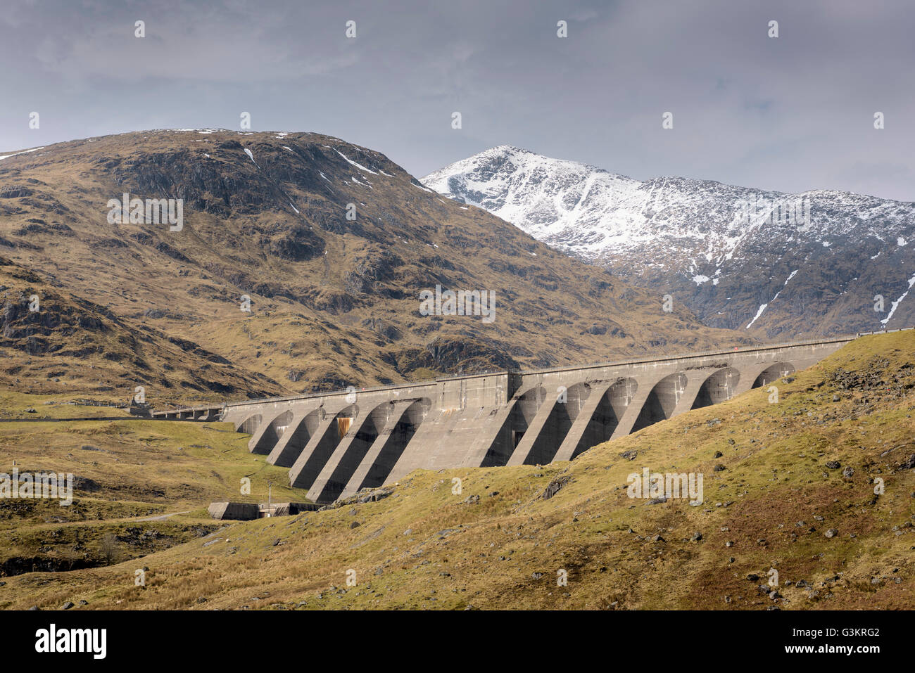 Vista di Cruachan centrale idroelettrica di diga in Scozia Foto Stock