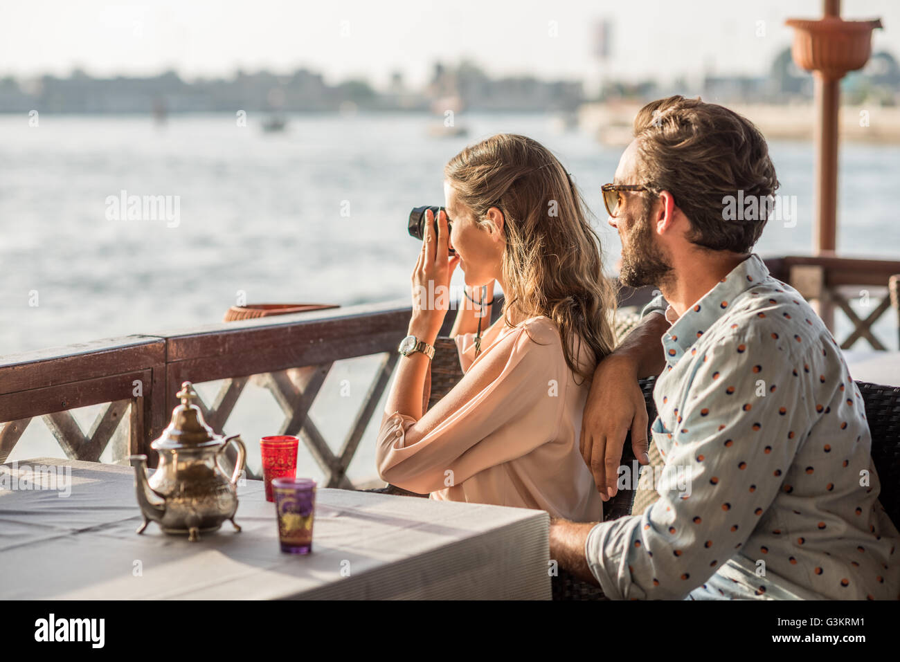 Coppia romantica fotografare da Dubai Marina Cafe, Emirati Arabi Uniti Foto  stock - Alamy