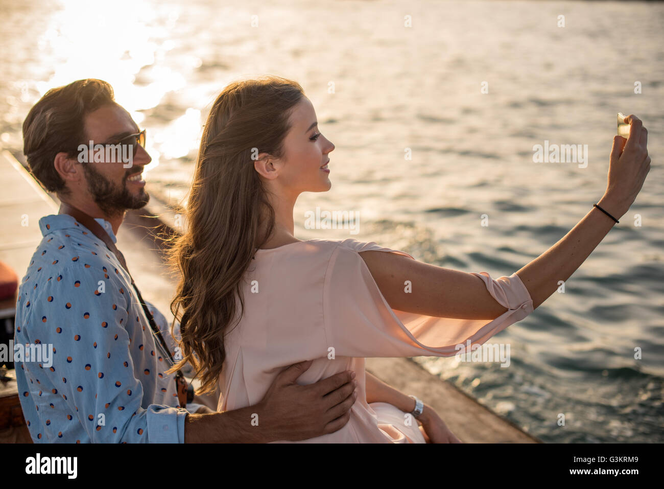 Coppia romantica prendendo selfie smartphone sulla barca nel porticciolo turistico di Dubai, Emirati Arabi Uniti Foto Stock