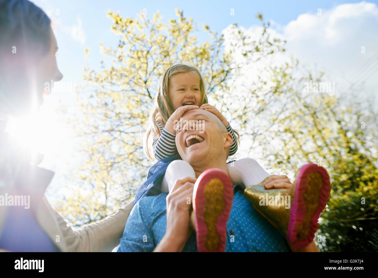 Padre figlia che porta sulle spalle Foto Stock