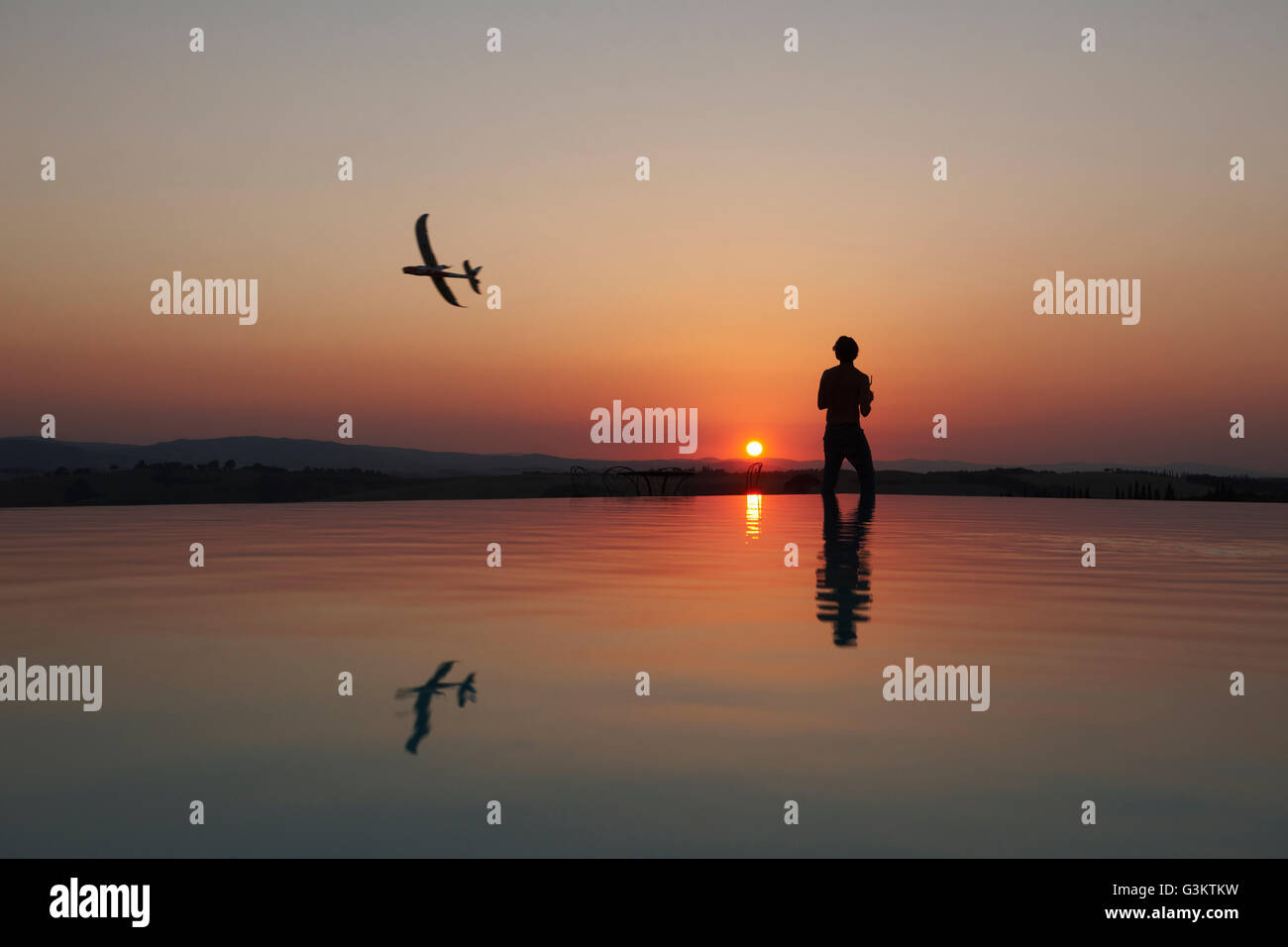 Stagliano uomo battenti radio aereo controllato sulla Sunset Coast, Buonconvento, Toscana, Italia Foto Stock