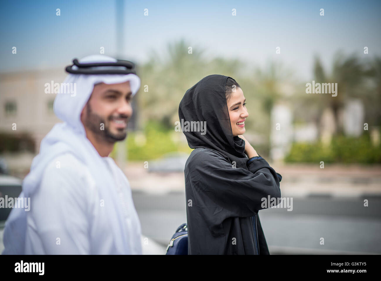 Medio Orientale giovane indossando abiti tradizionali a piedi lungo street,  Dubai, Emirati Arabi Uniti Foto stock - Alamy