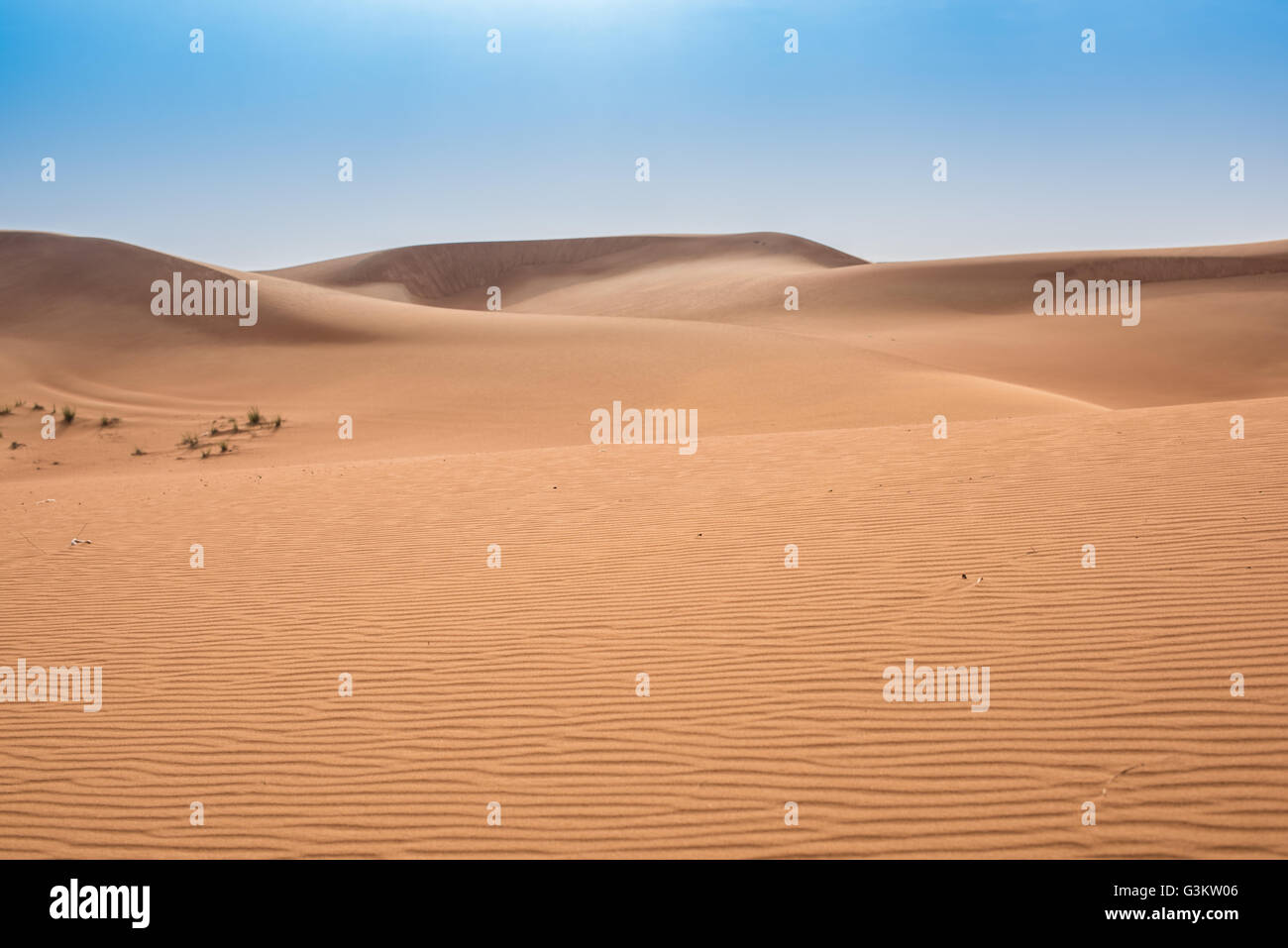 Svuotare il paesaggio del deserto e cielo blu, Dubai, Emirati Arabi Uniti Foto Stock