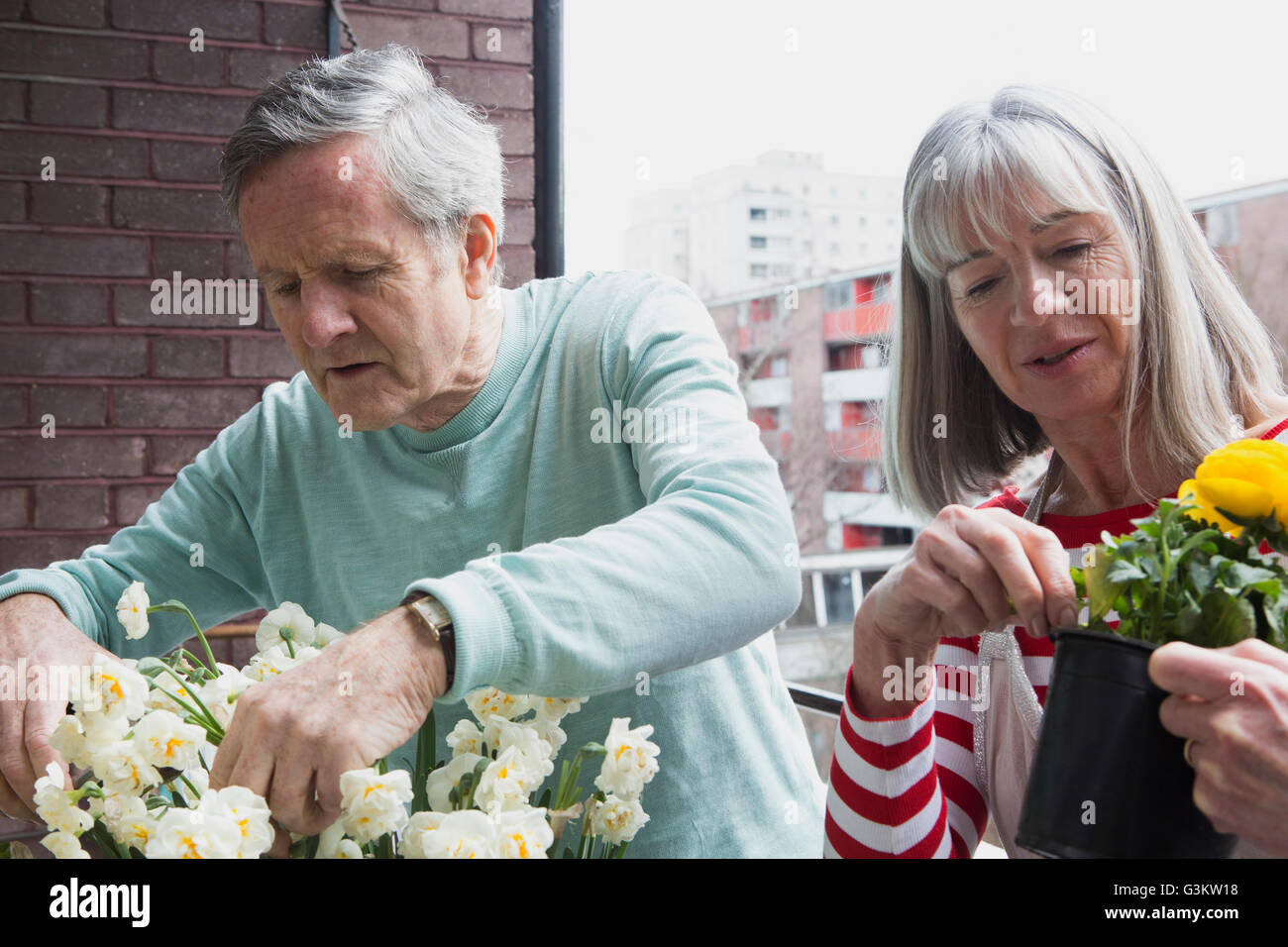 Paio di giardinaggio sul balcone Foto Stock