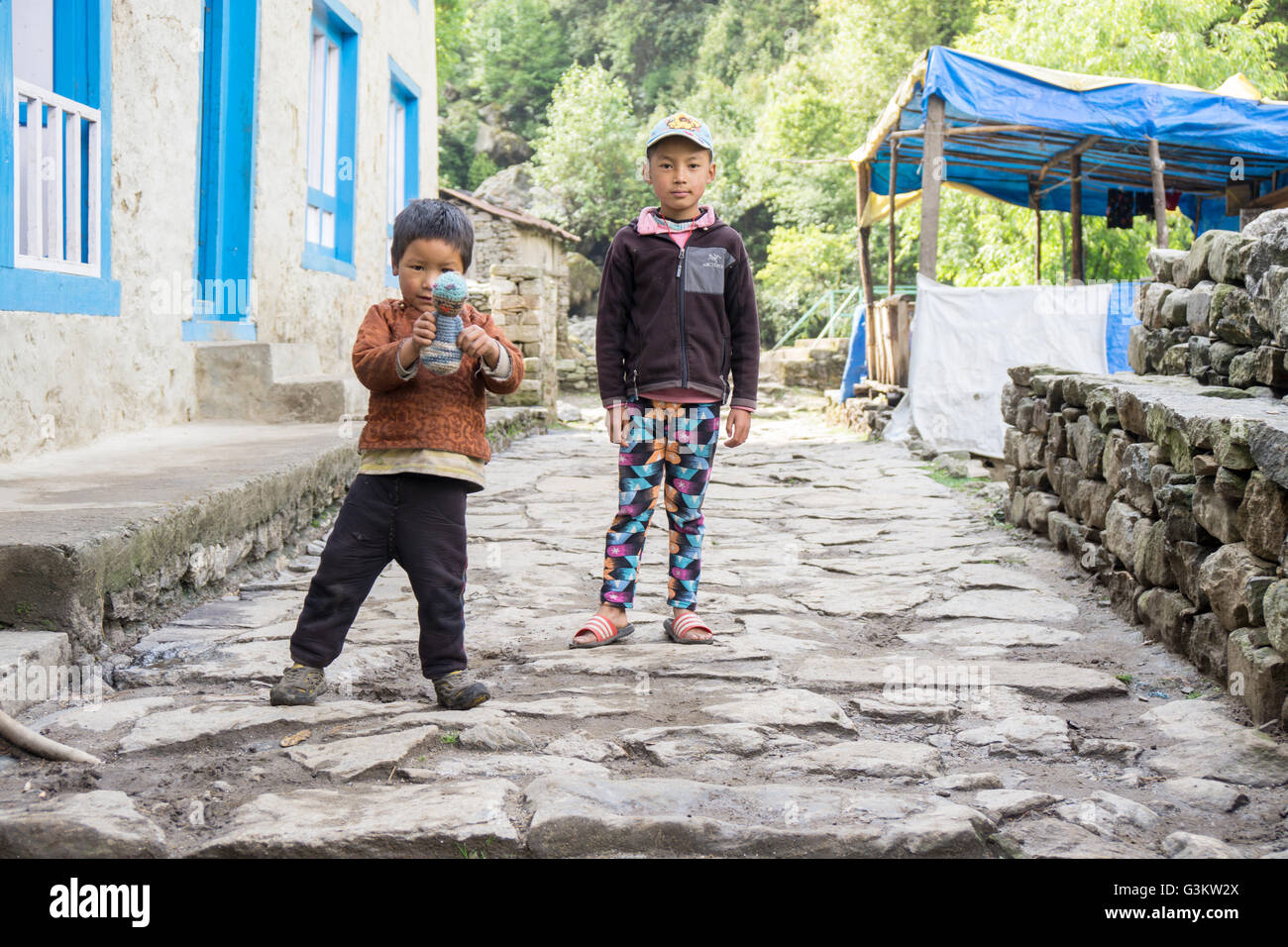 Bambini nepalesi giocando in Himalaya Foto Stock