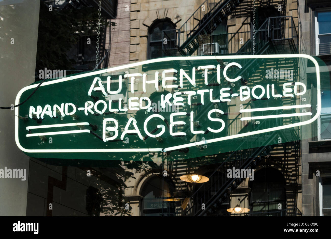 Ristorante insegna al neon con bagel in New York City Foto Stock