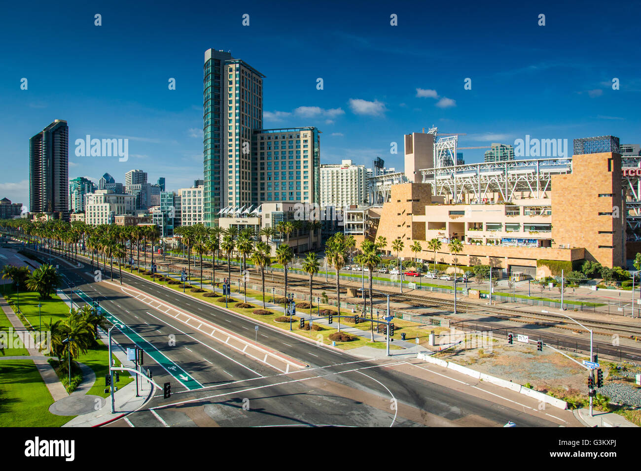 Vista di Harbor Drive ed edifici nel centro cittadino di San Diego, California. Foto Stock