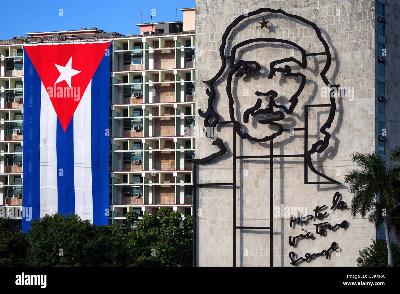 Bandiera di Cuba e il ritratto di Che Guevara sulla facciata della casa, Plaza de la Revolución, Havana, Cuba Foto Stock