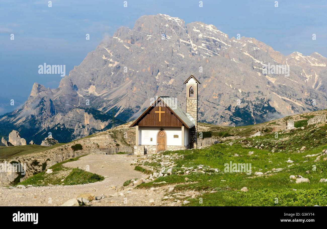 Cappella di fronte al Monte Antelao, le Marmarole, Tre Cime di Lavaredo, Dolomiti di Sesto, Provincia del Sud Tirolo, Italia Foto Stock