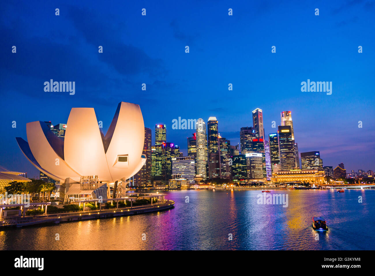 ArtScience Museum e lo skyline al crepuscolo, scena notturna, centro città, il quartiere finanziario, il Marina Bay, il centro cittadino di Core, Singapore Foto Stock