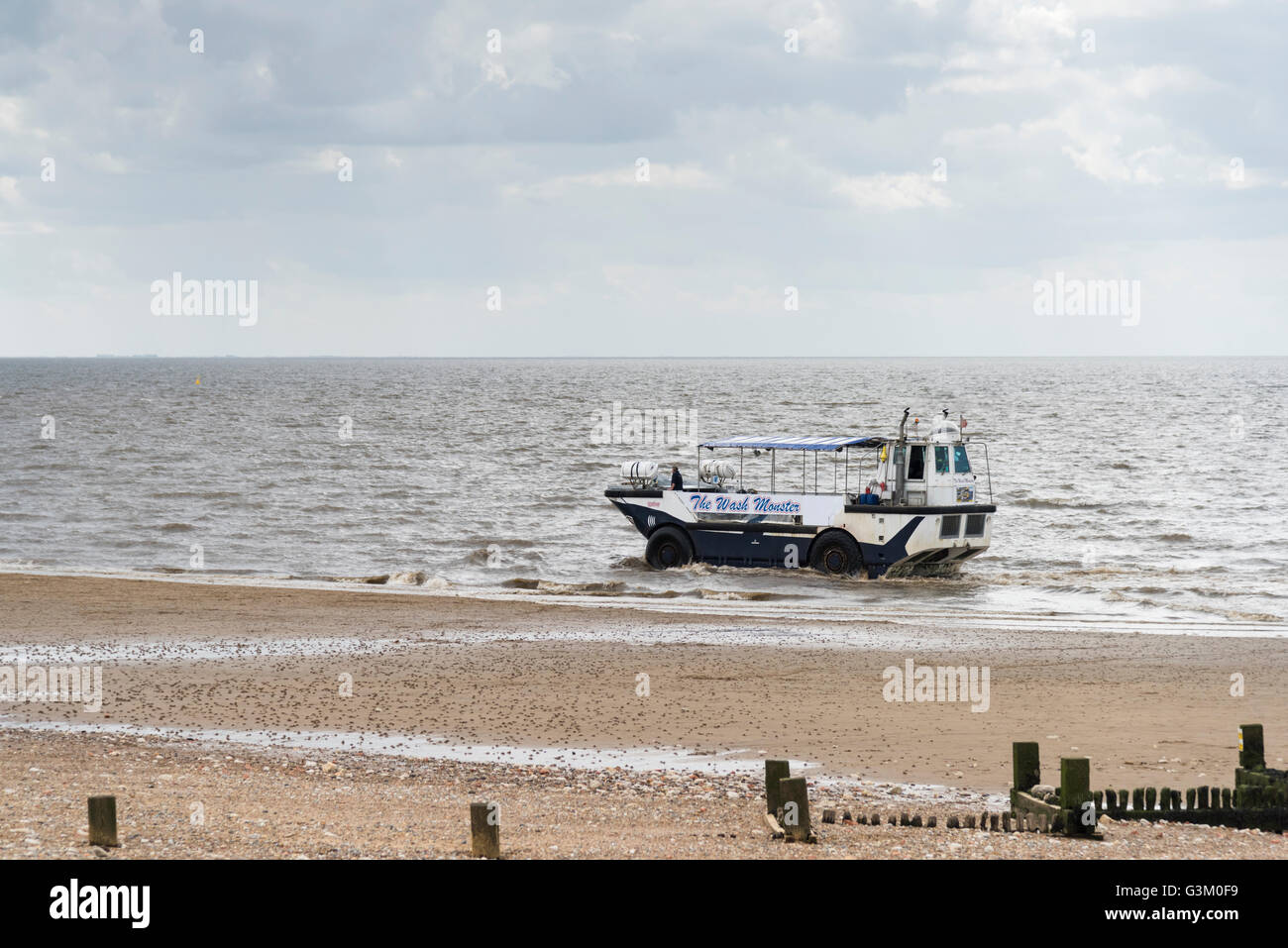 Il Mostro di Lavaggio veicolo anfibio sulla spiaggia a Hunstanton Regno Unito Foto Stock