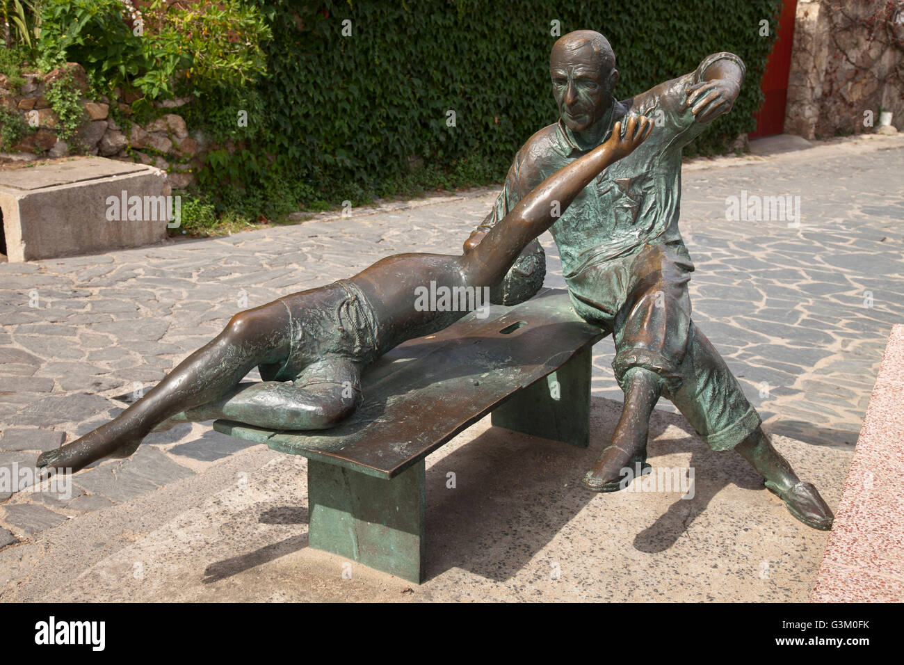 Testimoni di una scultura in quartiere storico di Villa Vela, Tossa de Mar, Costa Brava Catalogna, Europa PublicGround Foto Stock