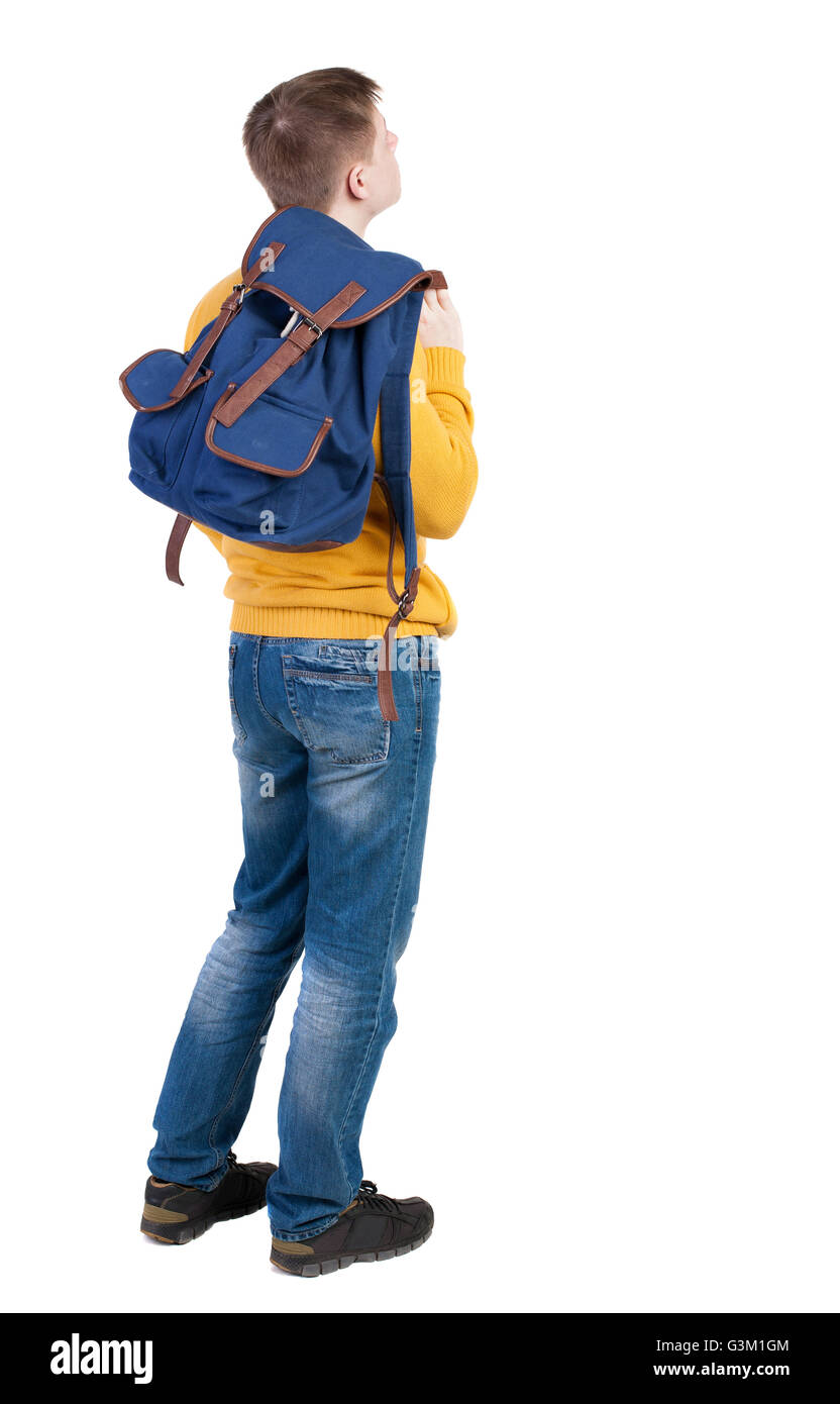 Vista posteriore di giovani con lo zaino. Vista posteriore di raccolta persone. vista posteriore di persona. Isolato su sfondo bianco. guy in felpa gialla lateralmente permanente gettato dietro uno zaino. Foto Stock