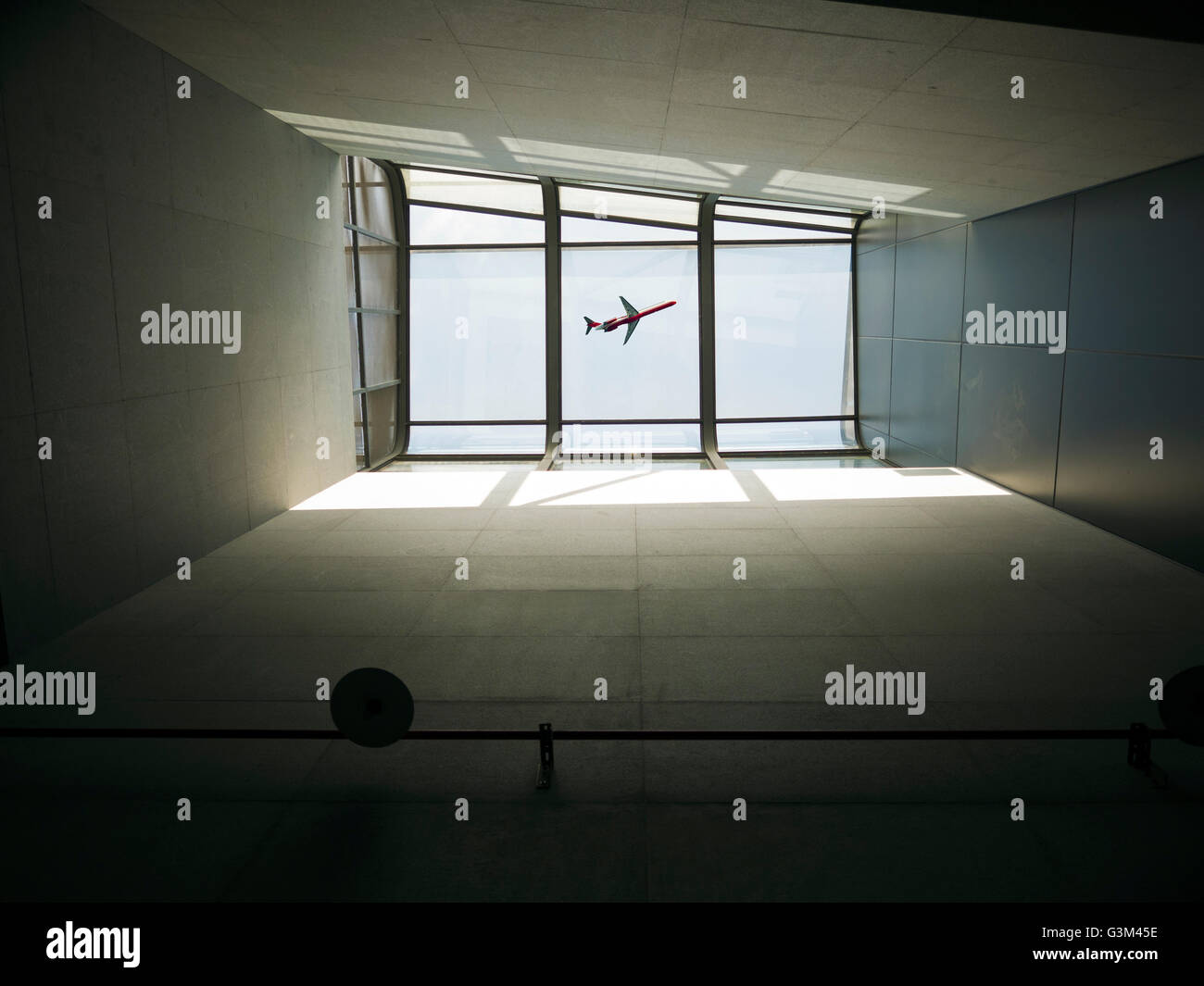 Ricerca di finestra sul soffitto all'interno di edificio moderno Foto Stock