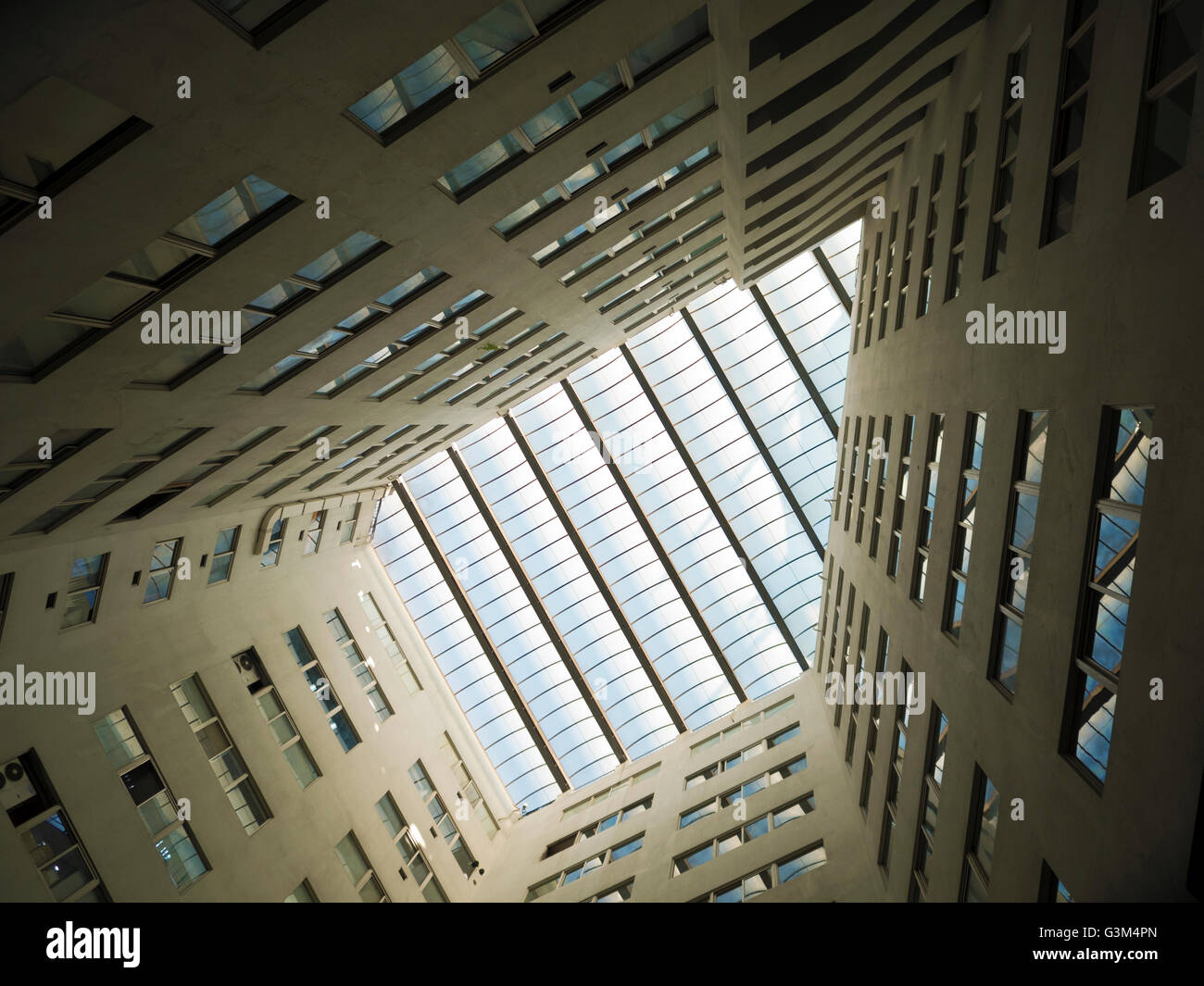 Cerca fino alla luce splendente cielo attraverso la moderna quardrilateral finestra sul soffitto Foto Stock