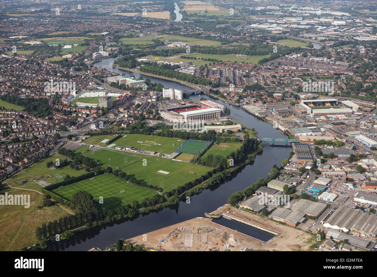 Una veduta aerea lungo il fiume Trento a Nottingham. Trent Bridge, la città e la massa Meadow Lane visibile in distanza. Foto Stock