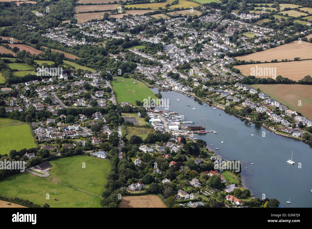 Una veduta aerea del villaggio della Cornovaglia di Mylor Bridge, vicino a Falmouth Foto Stock