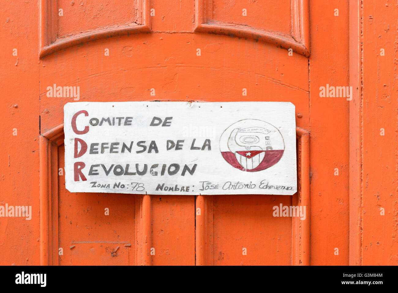 Realizzato a mano con segno su una porta di colore arancione per un quartiere locale " Comitato per la Difesa della Rivoluzione" (CDR), Havana, Cuba Foto Stock