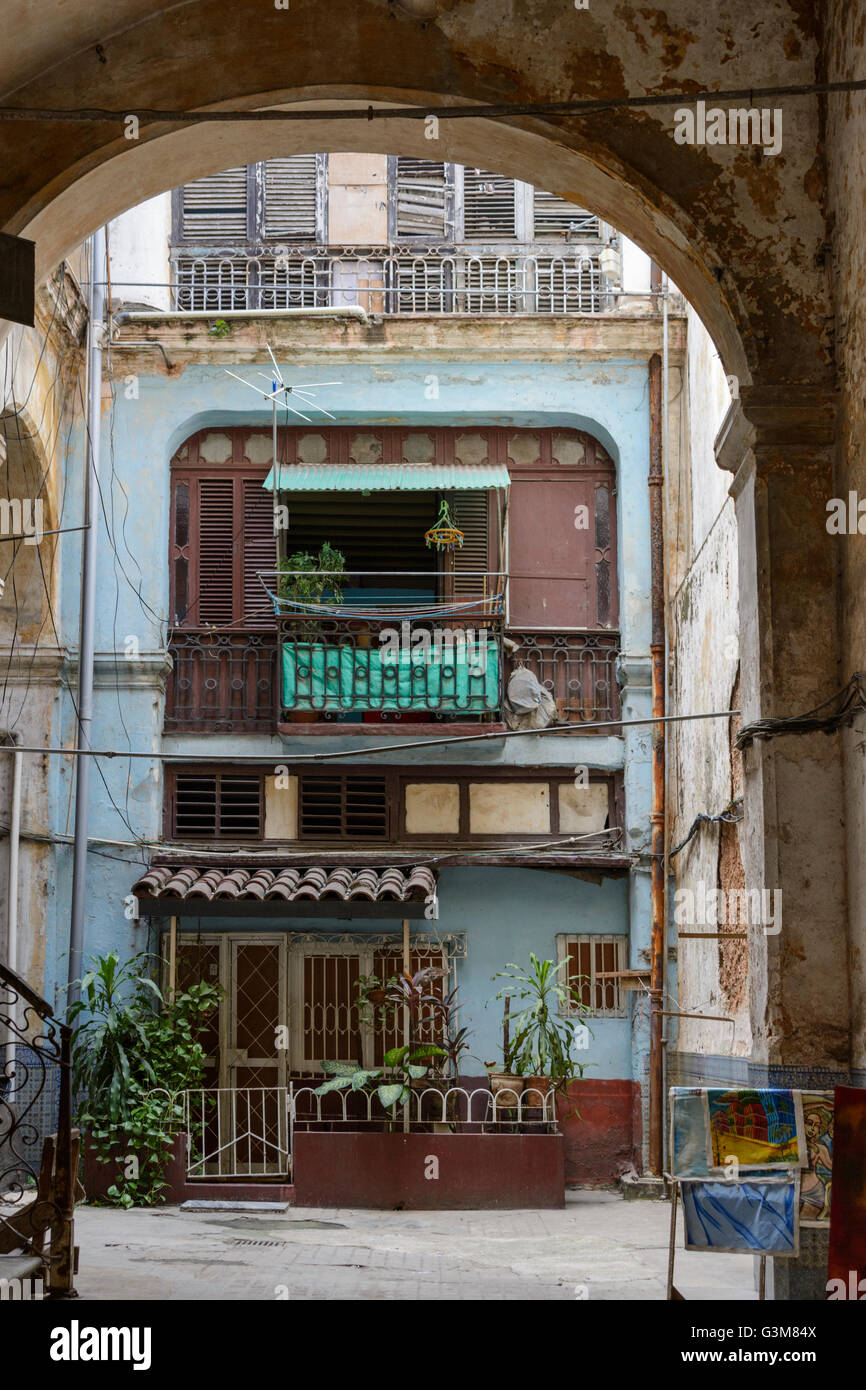 Cortile interno di una tradizionale casa Havanan nella Vecchia Havana, Cuba Foto Stock