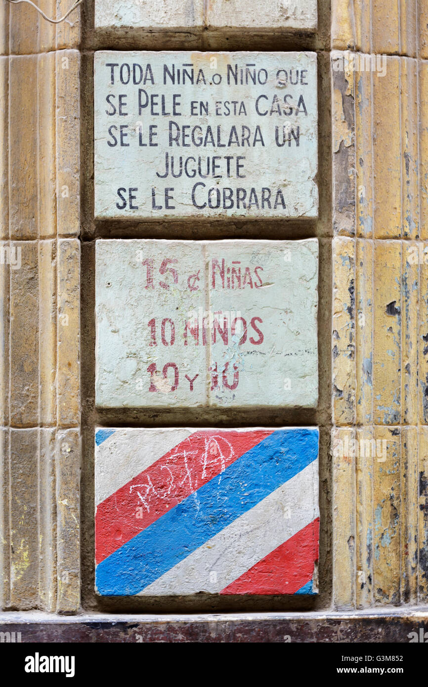 Segno di parete su un vecchio edificio in Havana, Cuba Foto Stock