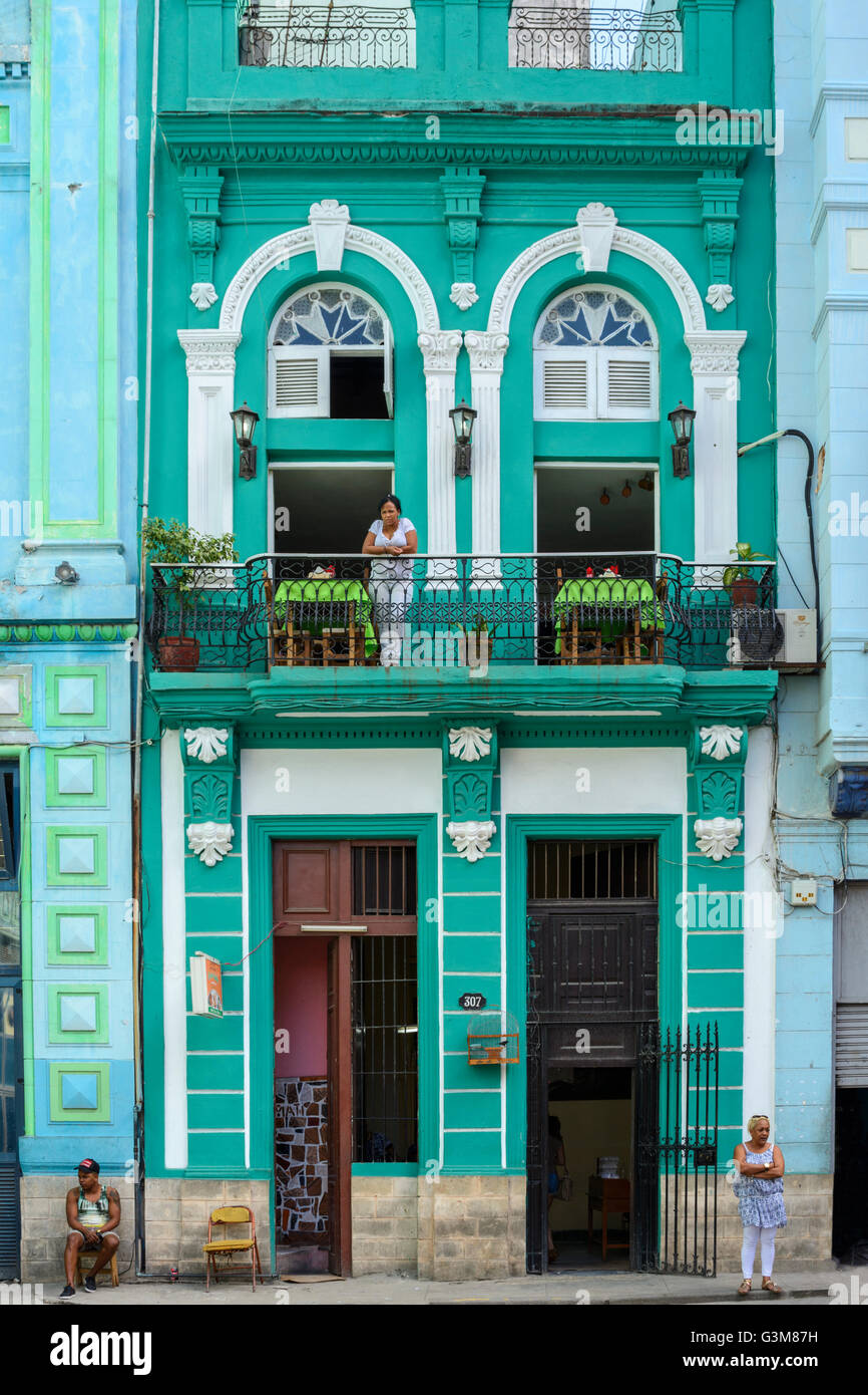 Architettura coloniale tradizionale su una facciata di edificio a l'Avana, Cuba Foto Stock